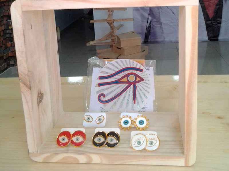 ARETES DE OJOS